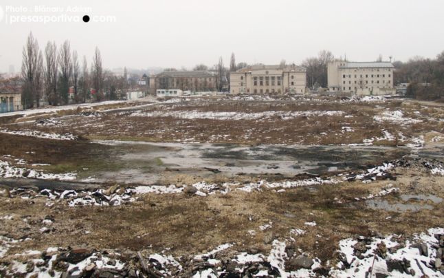 Demolarea Stadionului Republican a fost începută de fostul premier comunist Vasile Tarlev, iar acum terenul se află în paragină. FOTO: www.presasportiva.com Citeste mai mult: adev.ro/nur77x